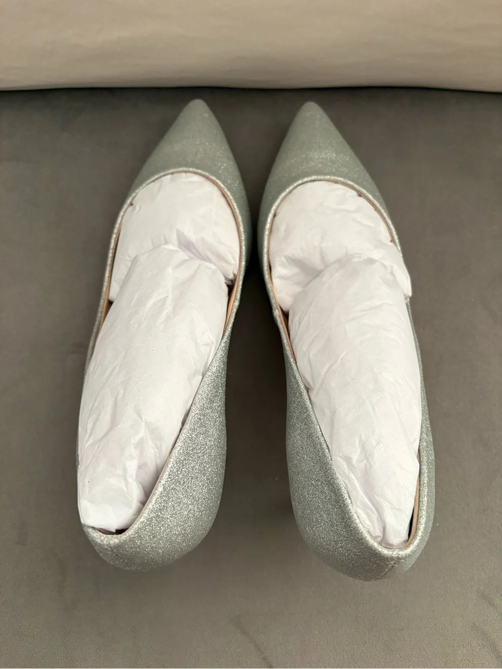 Jewel Badgley Mischka Women’s Silver Glitter Pointed Toe Kitten Heel Pumps US 8